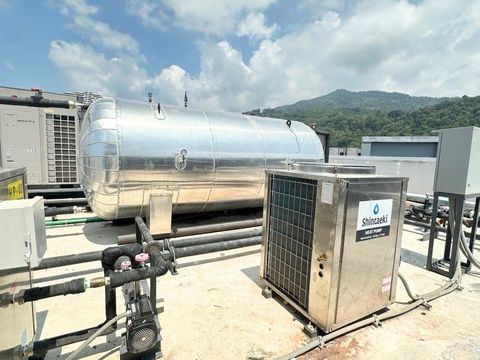 ถังน้ำร้อนและ Heat Pump บนดาดฟ้า